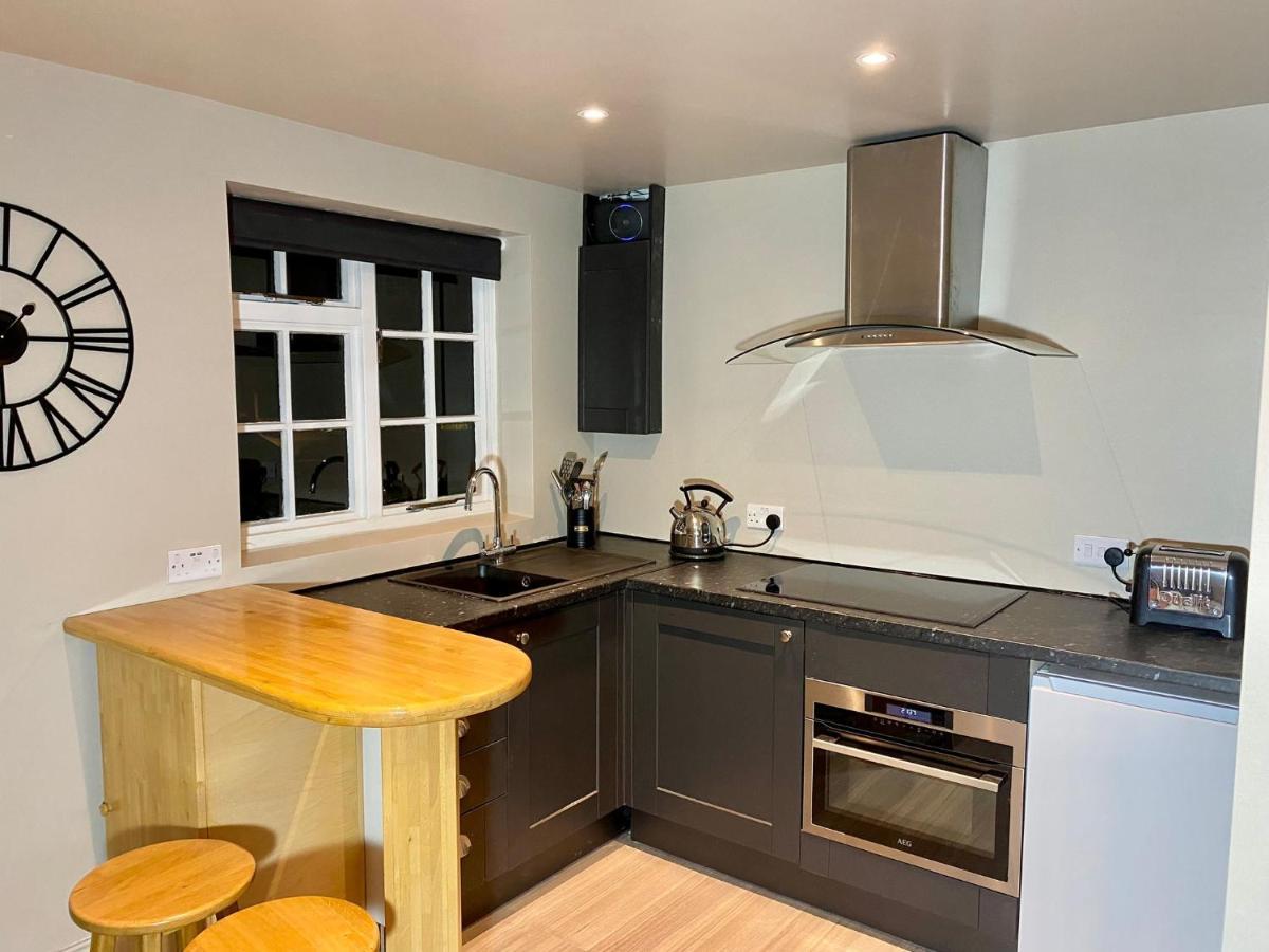 Well Cottage: A Cotswold Cottage At The Heart Of The Village Of Crudwell Exterior foto